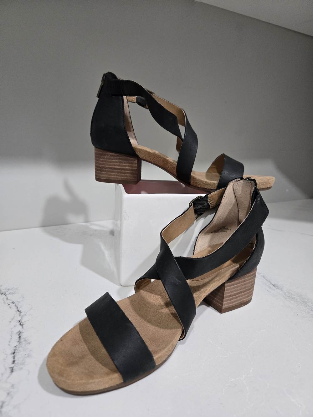 Lucky Brand Boho Chic Black Zipper Back Leather Strap Chunky Heel Sandals Sz 7.5 - Picture 2 of 5